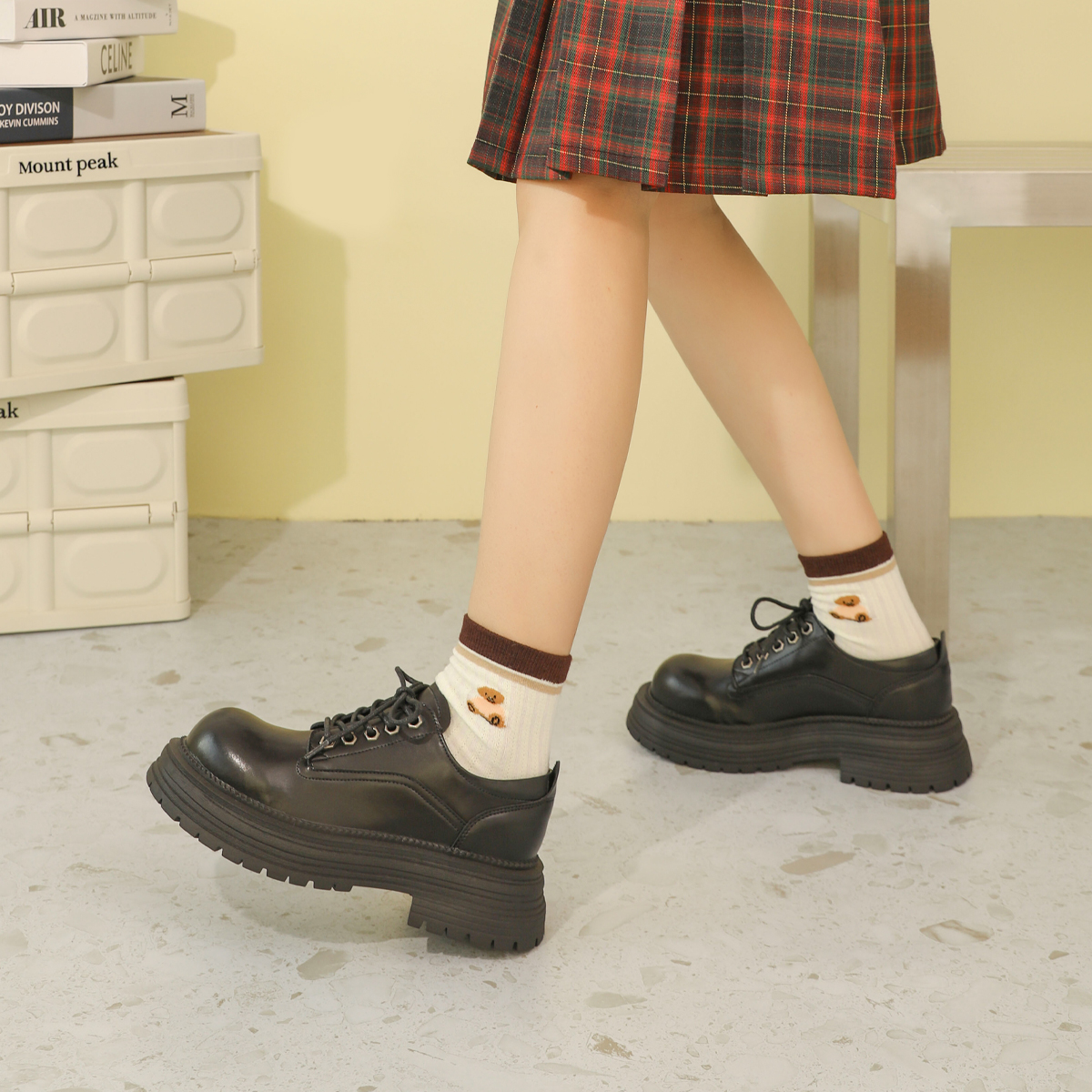 英伦风黑系带小皮鞋：2024春夏新宠悄然来临