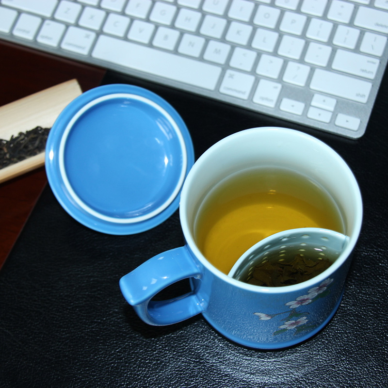 A garden international ceramic cups with cover with filtering office tea cups of domestic large capacity separation of tea cups