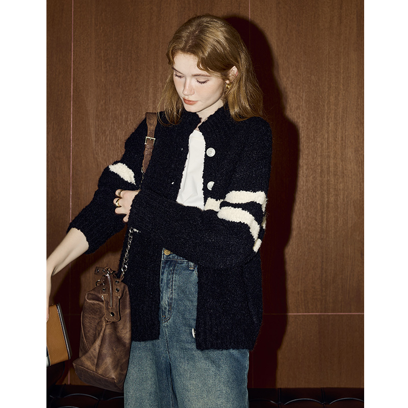 2025秋冬孕妇时尚：条纹毛衣外套与鲨鱼裤的舒适革命