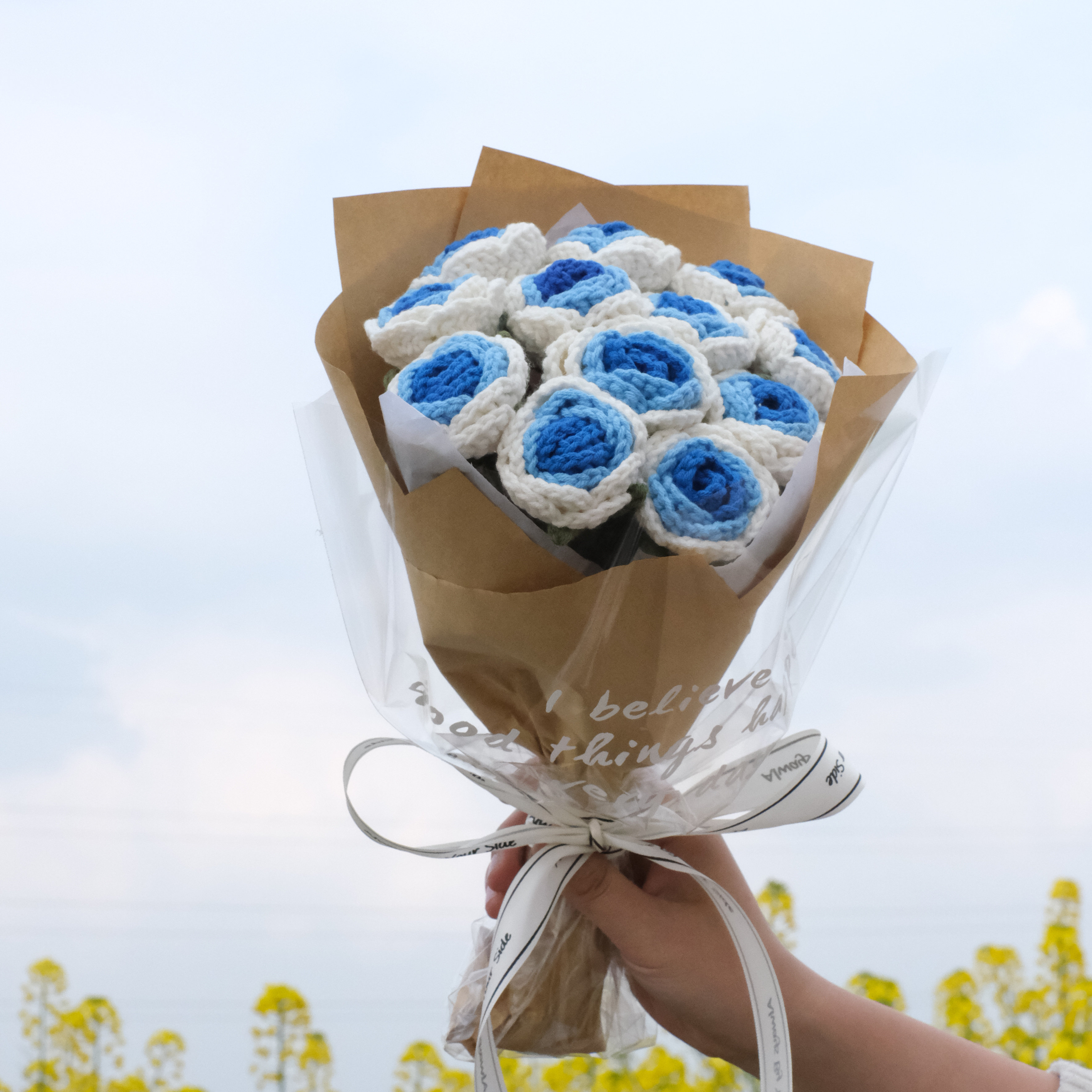 Hand-knitted diy gradient rose hand-held flower wool crochet material bag Valentine's Day girlfriends wedding gift