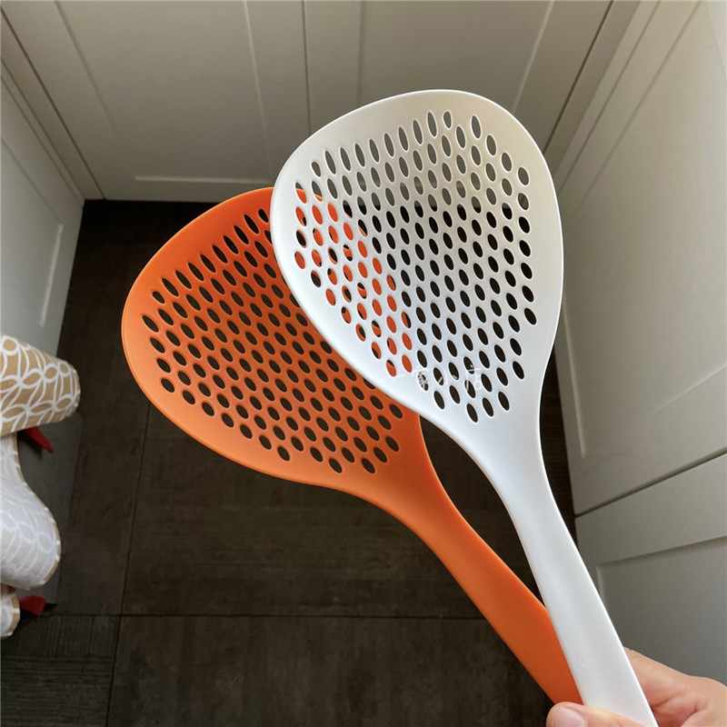 A small shop, a large colander that can scoop up everything in one spoon, a noodle spoon for washing vegetables and fruit baskets