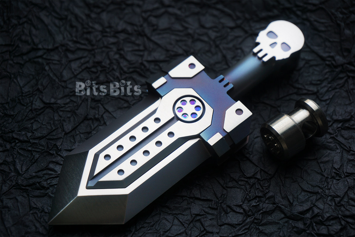 Three generations of the skeleton of the skeleton, the sword edc one of the grasping titanium alloy sword car key pendants to decompress the play piece