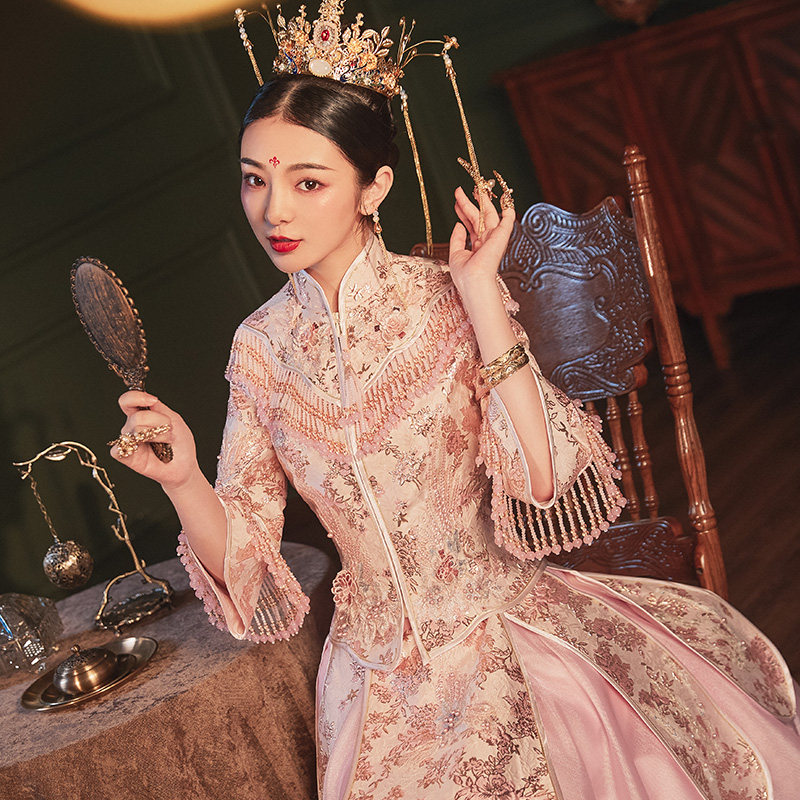 Pink Show and suit 2022 new brides to marry Chinese wedding dresses The women show and the wedding dress out of the loft and show up