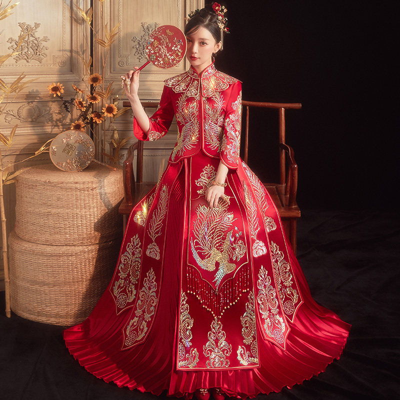 Show and the bride on 2022 the new wedding toast with a Chinese style wedding dragon and an Fenghang with a thin wedding suit Feng Guanxia.