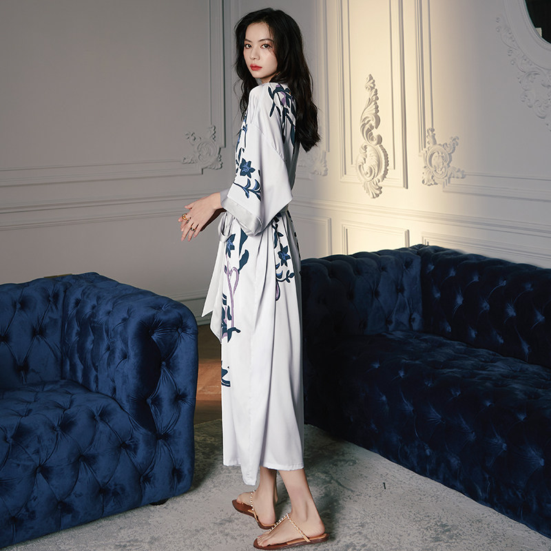 Emulated Silk Sleeping Robe Pajamas Woman Summer Style Ice Silk Advanced Sensual Bathrobe Long Version Sexy Thin and Sexy Thin home Costume Spring Autumn Season