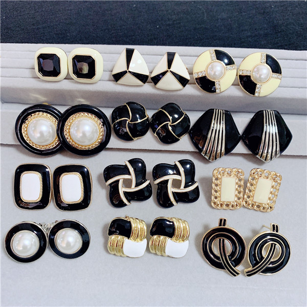 2 pairs of VINTAGE antique style niche design black and white contrast classic fashionable retro ear pins ear clips