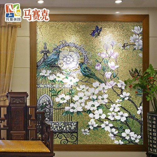 Сорока Денг Мейкси на кончиках сливы, яркие фона хрустальных стеклянных стен