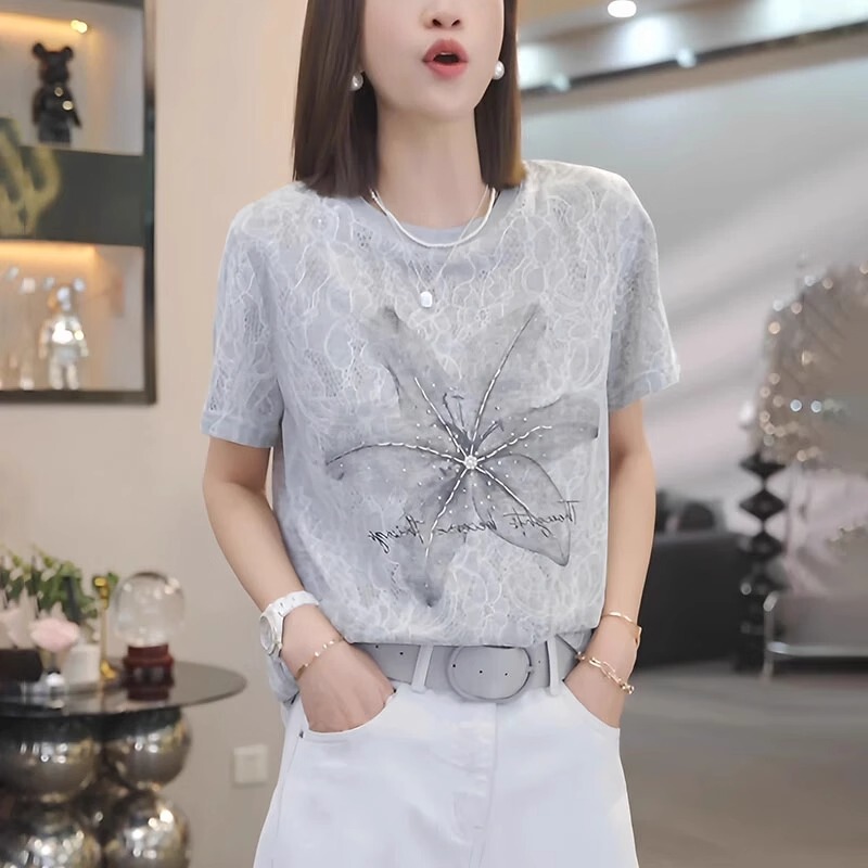 Plus-Size Floral Embellished Three-Dimensional Decorative T-Shirt, Casual, Age-Reducing, Light Luxury, Lace Lettering, Slightly Chubby, Fashionable and Elegant Top