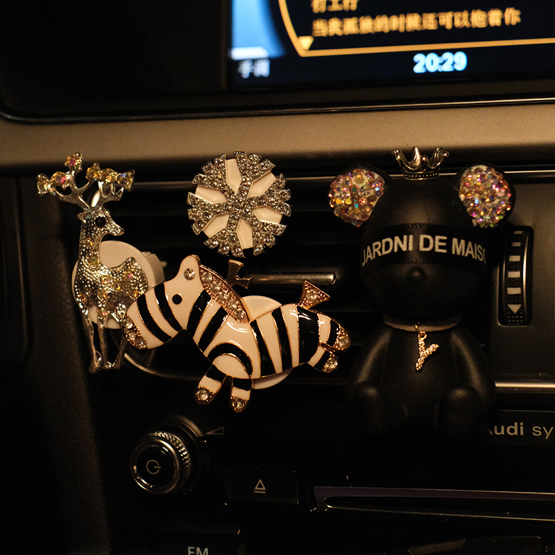 Suitable for Mercedes-Benz car high-end perfume aromatherapy car ornaments air outlet clip net red fragrance car interior decoration women