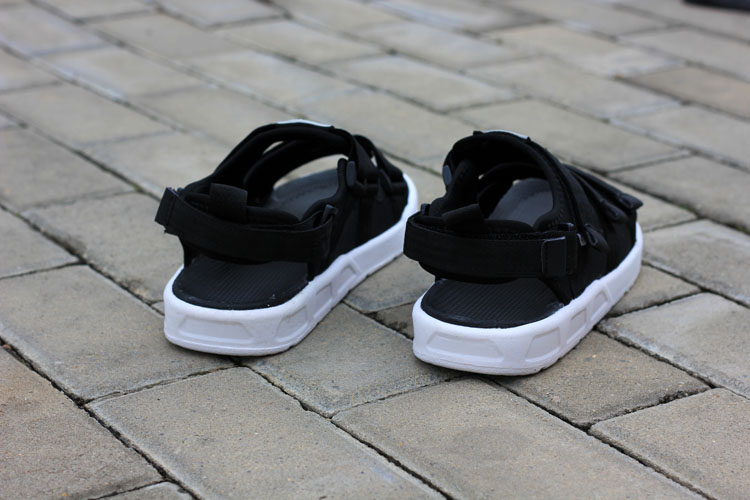 Dép La Mã Velcro mới Đàn ông Hấp thụ Sốc Giày đi biển Nhẹ nhàng Giày đế mềm và trơn xăng đan cao gót