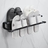 Санитарные тапочки на стенах висящих туалетов для хранения обуви