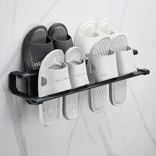 Санитарные тапочки на стенах висящих туалетов для хранения обуви