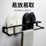 Санитарные тапочки на стенах висящих туалетов для хранения обуви