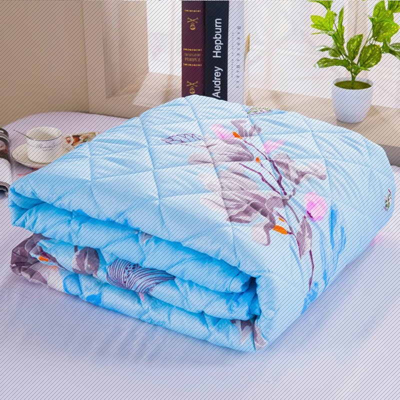 The air conditioner is cooled by the summer cool by the double thin quilt which can be machine washed in the summer single student dormitory by the children's kindergarten summer quilt