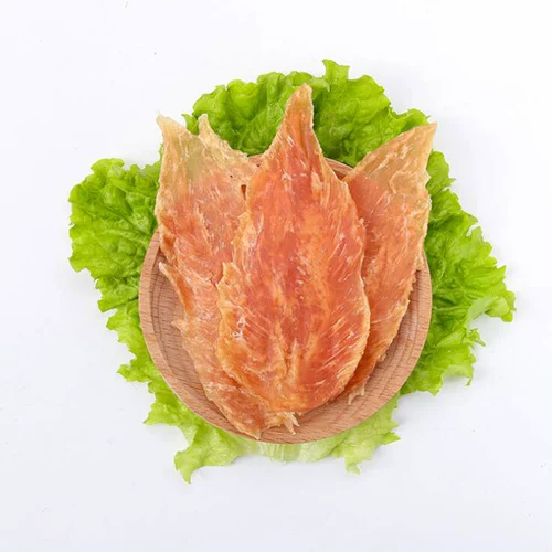 Собачьи закуски из мясо мясных полос, размолотые зубы и кусая домашняя курица, куриная курица маленькая грудь тренируется чистыми зубами