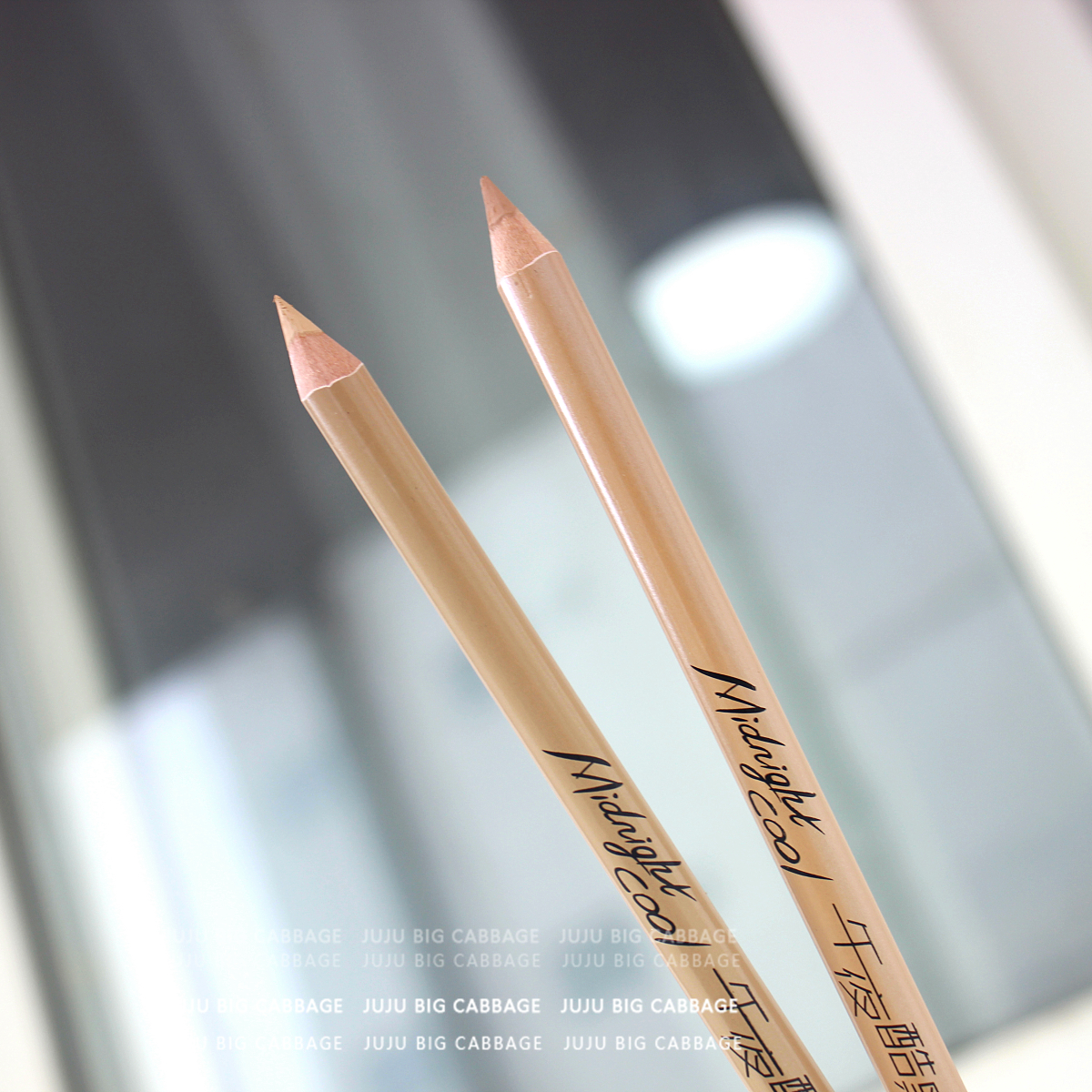 A magical flawless brush with a raised eyebrow and an eye line sketched the lip-type midnight cool black flawless cream