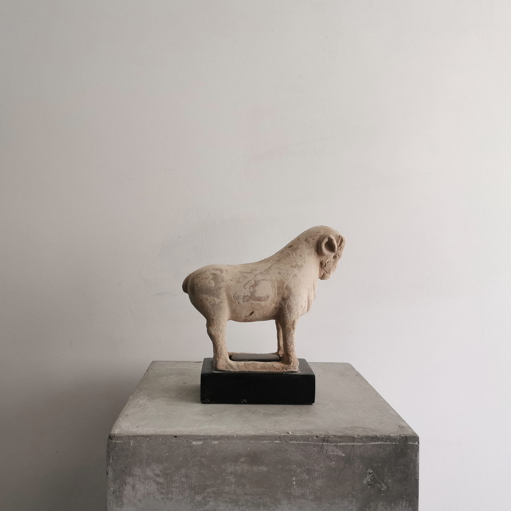 Oriental handmade pottery cattle pottery sheep ornaments Earth pottery decoration hotel bed and breakfast soft decoration display props