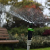 4 балла автоматически подняли стадион разбрызгивателя, спрей -спрей -брызги с разбрызгиванием зеленого ремня газона