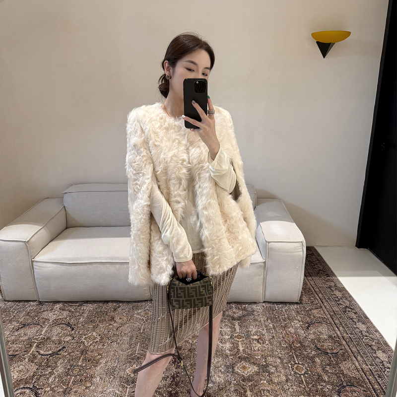 Luxurious Western-Style Sheepskin Fur Coat with a Cape Style and Stand Collar for Women in Winter Luxurious Western-Style Sheepskin Fur Coat with a Cape Style and Stand Collar for Women in Winter