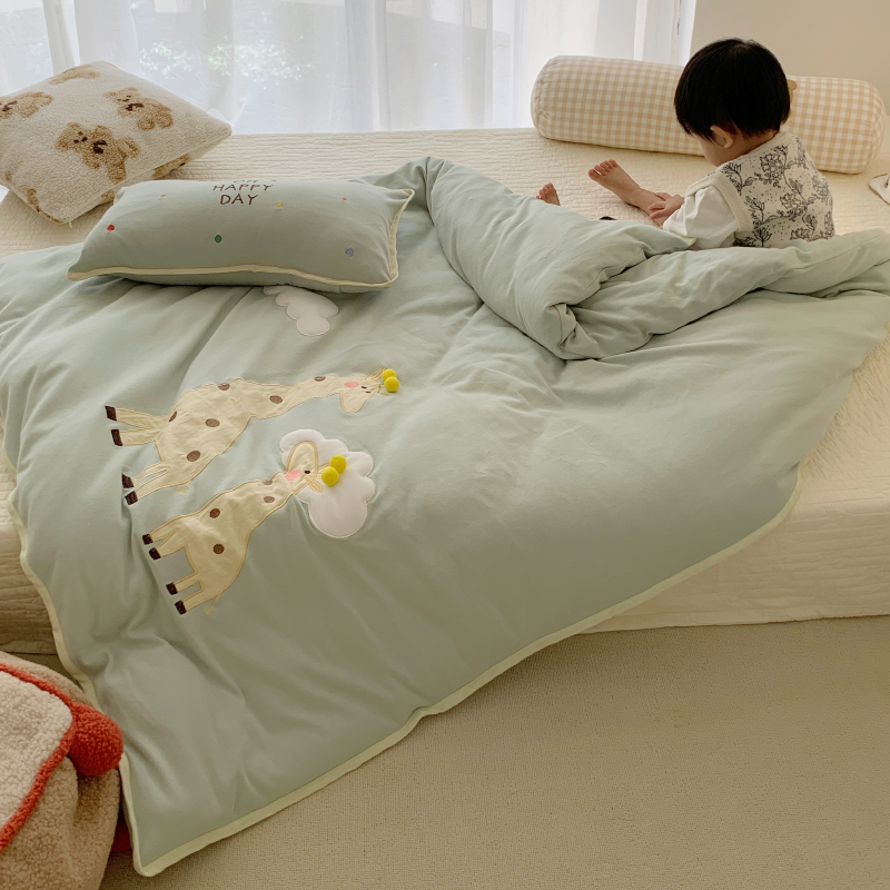 Removable and washable children's knitted soybean fiber spring, autumn and winter quilt cotton cute giraffe baby kindergarten quilt