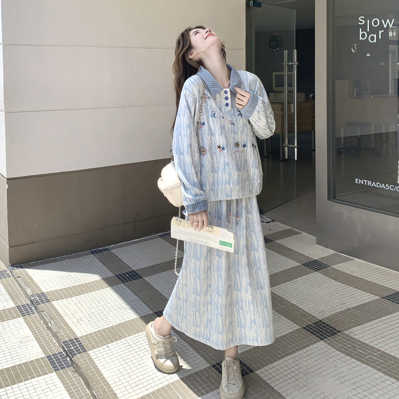 Light Blue Graffiti Embroidered Tie-Dye Top and Skirt Set, Two-Piece Set for Women, Early Spring and Autumn, Youthful and Age-Reducing Outfit Light Blue Graffiti Embroidered Tie-Dye Top and Skirt Set, Two-Piece Set for Women, Early Spring and Autumn, Youthful and Age-Reducing Outfit