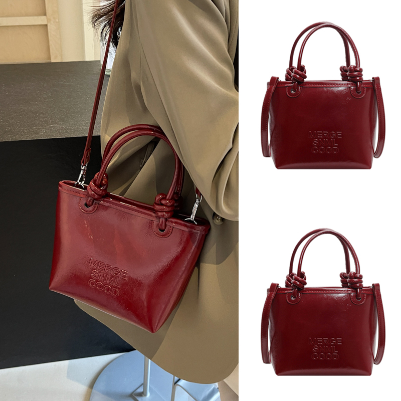 レッド 2024 新しいトレンディなライト高級ニッチ明るいレザーウェディングバッグファッショナブルなブライダルバッグシングルショルダークロスボディバッグレディースバッグ