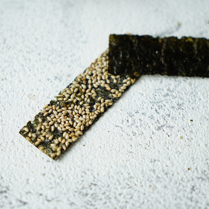 Half - saturated seaweed seaweed chip ready - to - eat sesame almond sesame - flavored crispy snack 30g