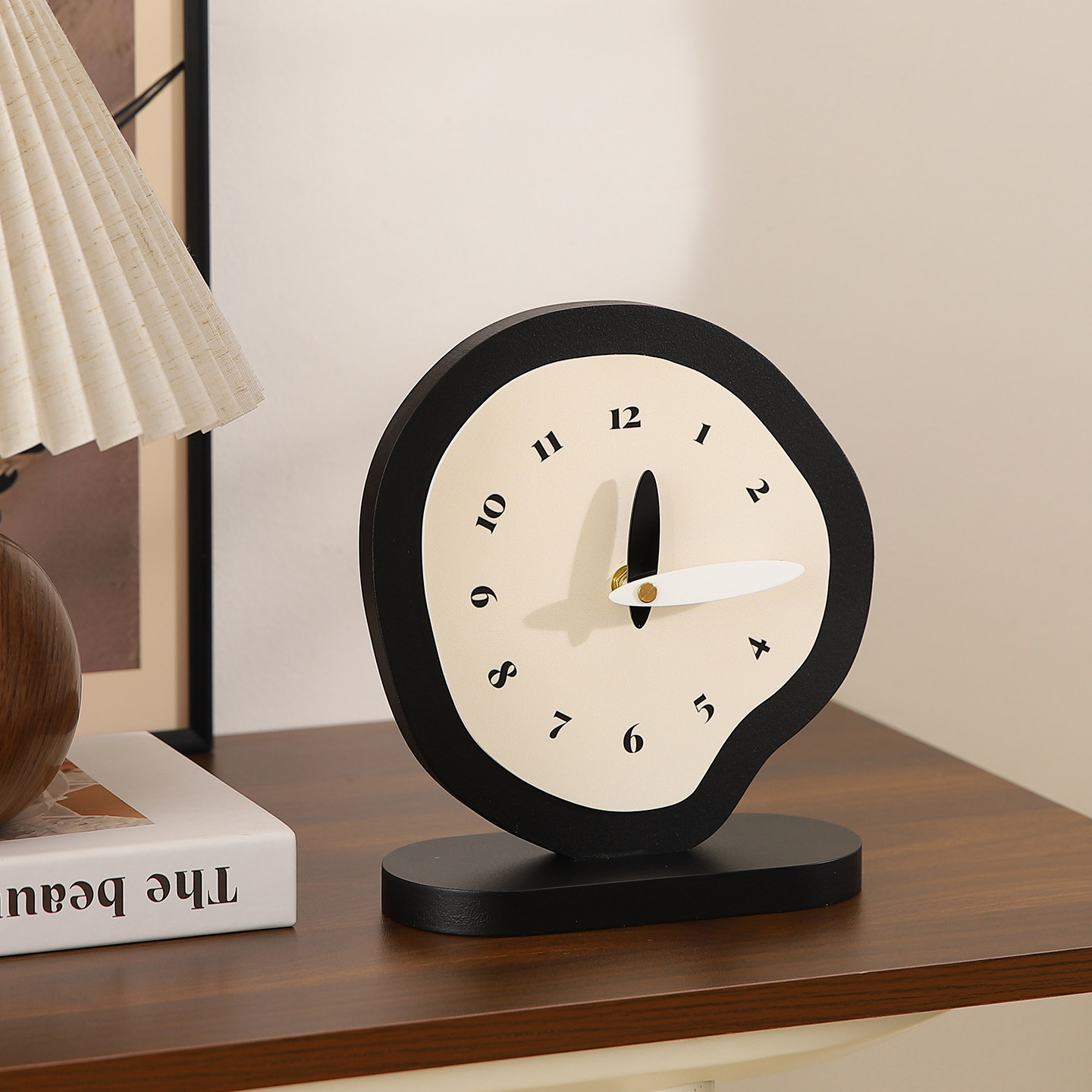 Medieval-Style Creative Desktop Clock, Tabletop Living Room Soft Decoration Ornament, Niche High-End Clock Display Style