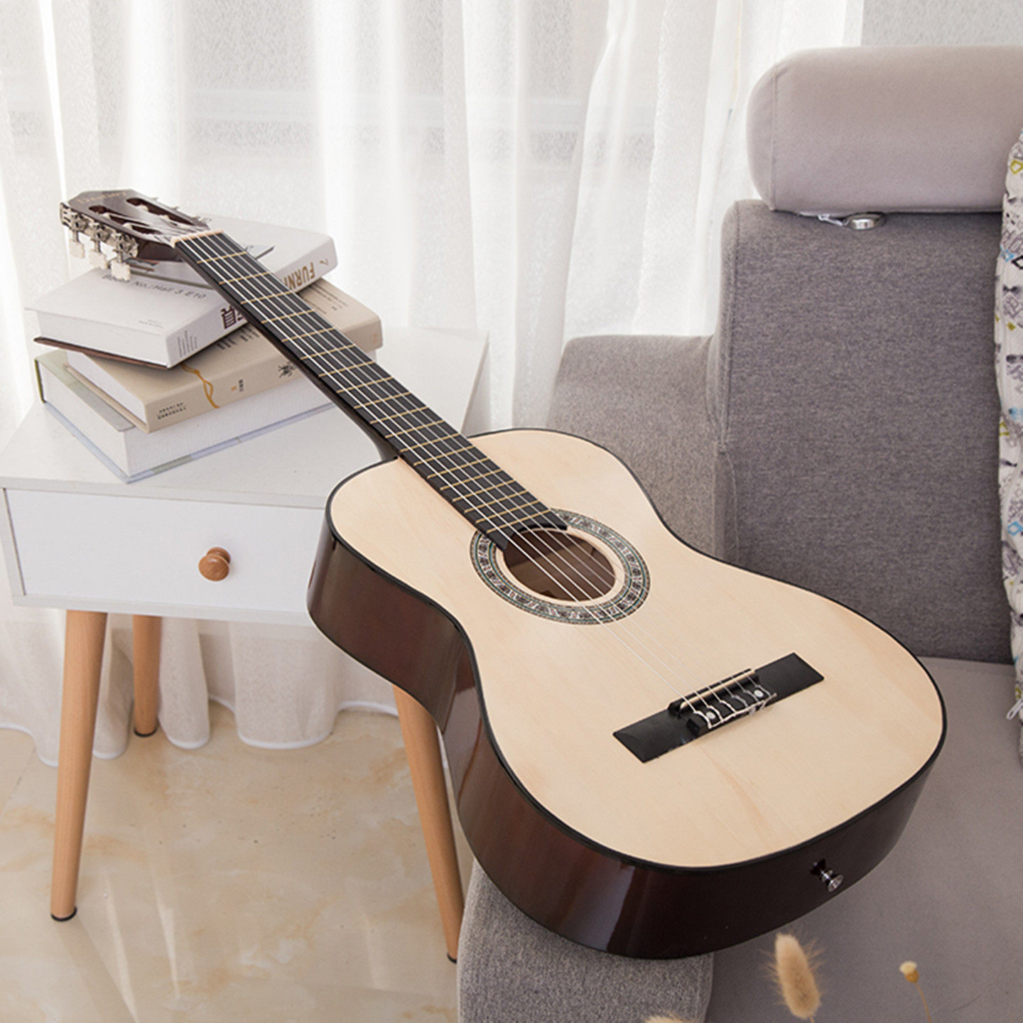 大人、学生、初心者向けの39インチクラシックアコースティックギターは送料無料です。フルセットでお届けします。