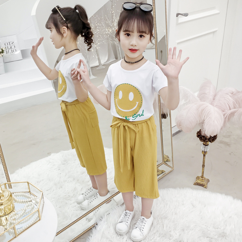 Mùa hè 2019 Girlsmile ngắn tay chân Wide Lấy bối cảnh một sôi nổi hai mảnh bộ sóng mỏng.