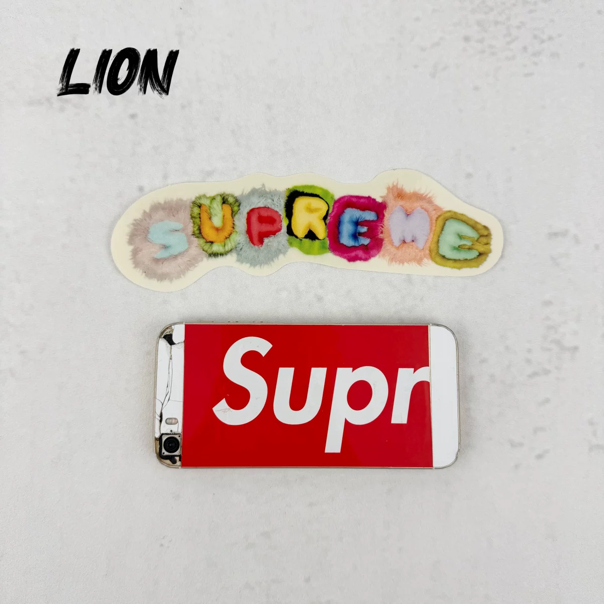 В наличии коллекция подлинных наклеек Supreme на протяжении лет, чемодан для телефона/планшета, автомобильный холодильник, персональный тренд