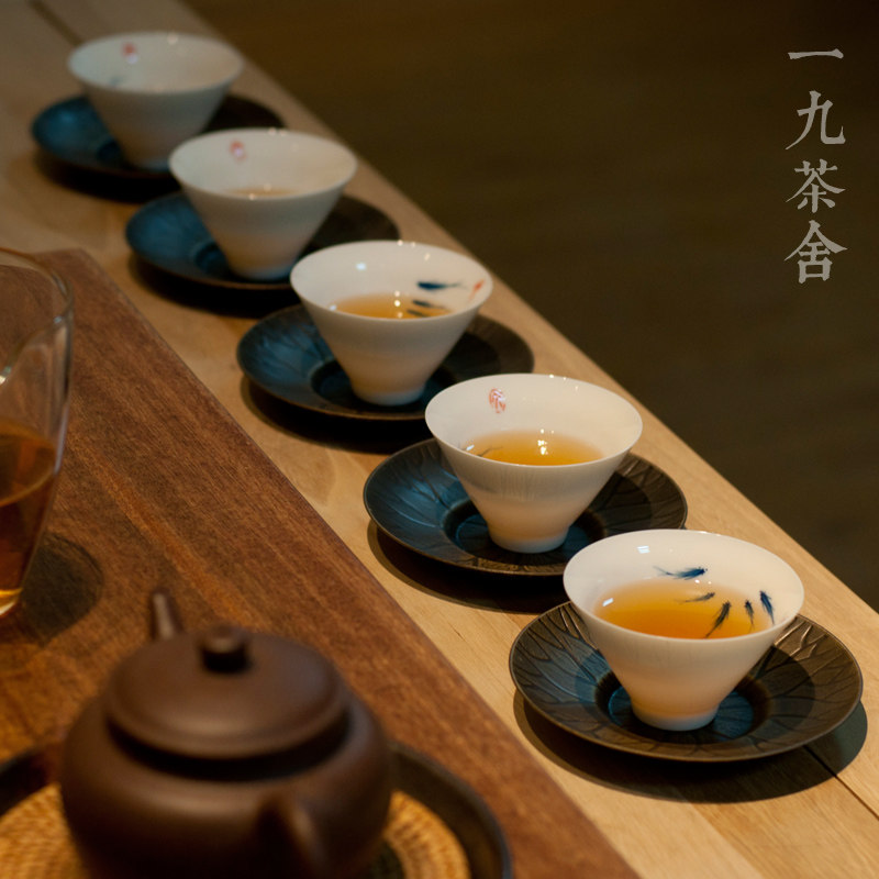 Fish opera 6 into Jingdezhen hand-painted blue and white carp cup threaded hat cup ceramic kung fu tea set tea cup