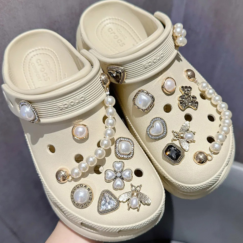 Crocs Shoe Accessories with a High-End Feel, Suitable for Crocs, Shoe Charms in White and Black, Metal Diy, Detachable