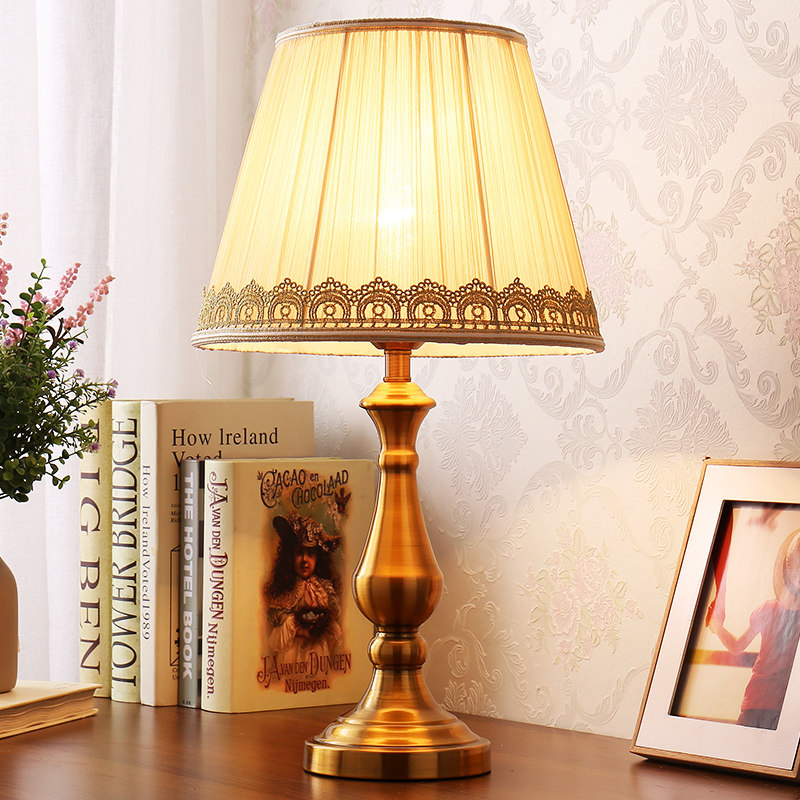 American minimalist ancient bronze color table light bedroom bedside headlights book room European-style warm light sweet and creative wedding room decoration