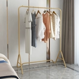 Простая, современная и простая прохладная стойка приземляется в небольшую спальню.