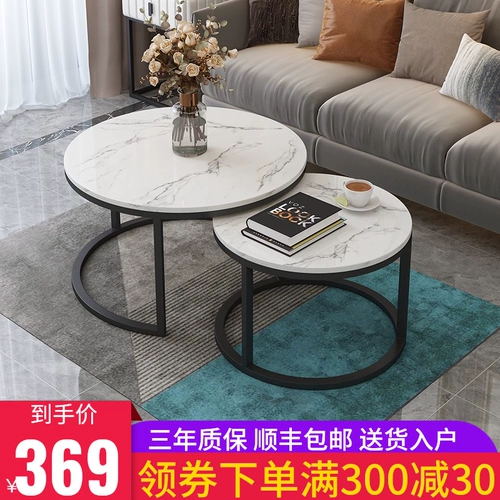 Новая простая гостиная дома маленькая квартира, мрамор маленький журнальный столик, несколько чайных стола стола на столовой сети с сетью красный свет роскошь