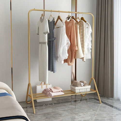 Простая, современная и простая прохладная стойка приземляется в небольшую спальню.