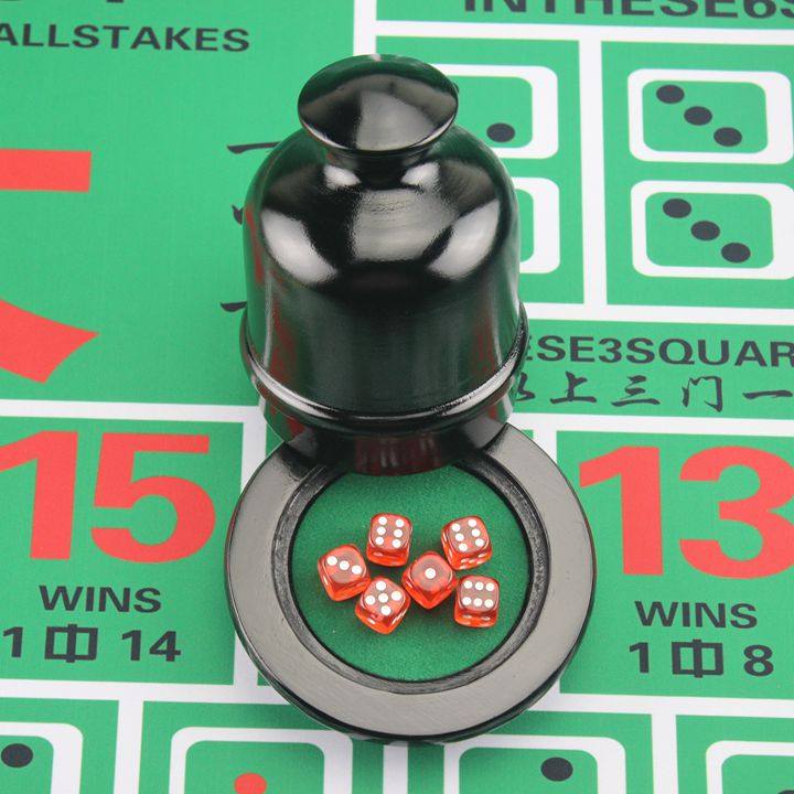 精巧な無垢材のサイコロカップ／ふるいカップ。テーブルにぴったりのサイズで、サイコロが6個付属します。