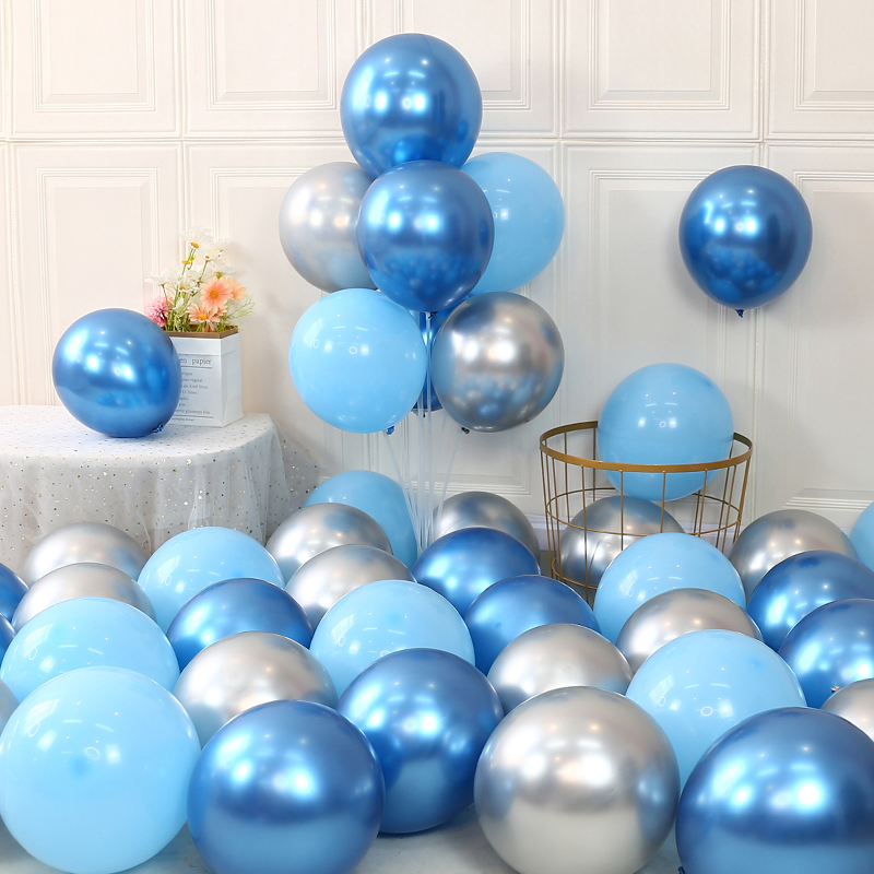メタリックブルーの風船、ショッピングモールの雰囲気を演出するマカロン、ライトブルーの男の子の誕生日シーンのレイアウト、青と白
