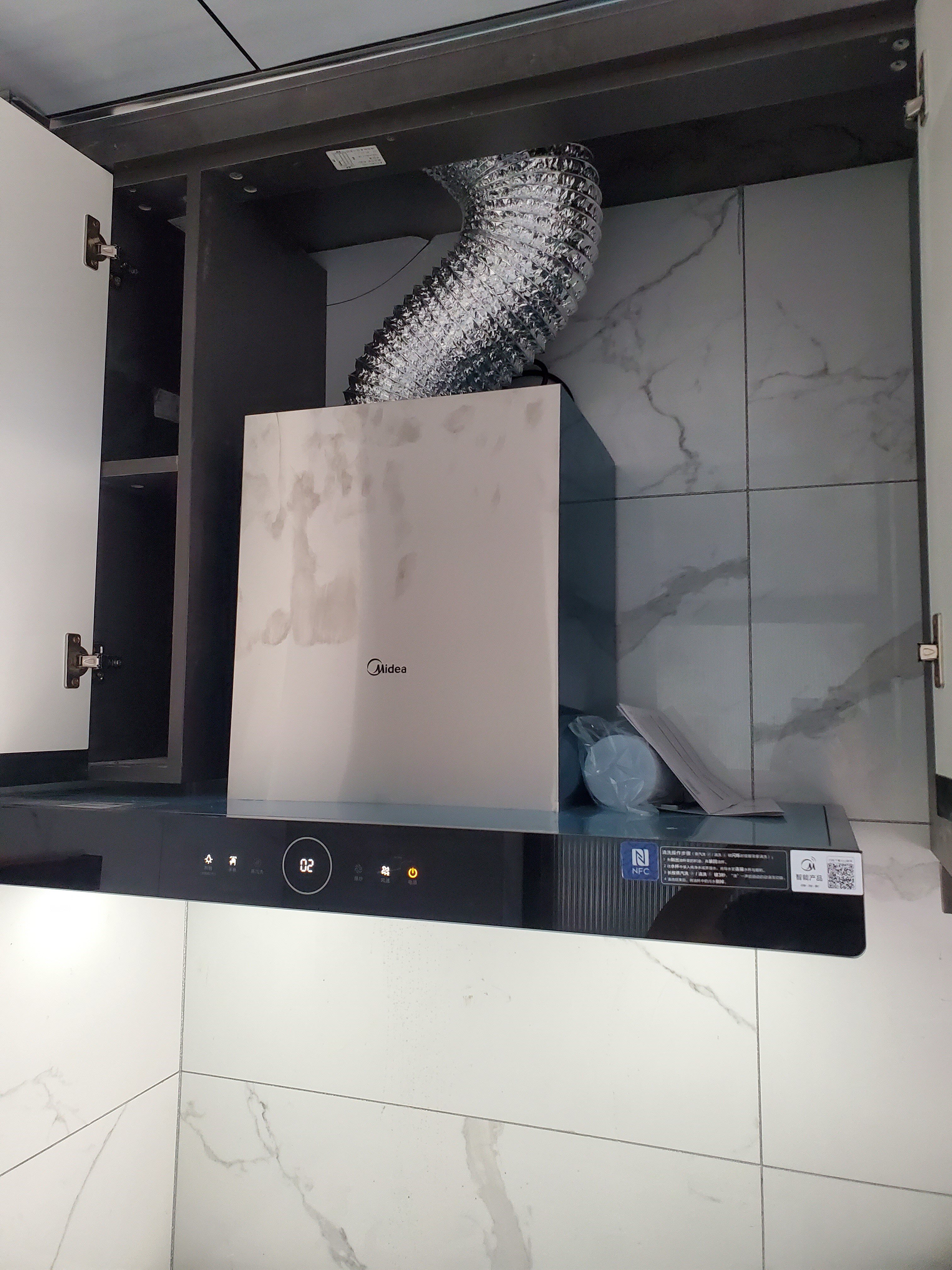 Range hood fitted extractor hood fitted cooker mount