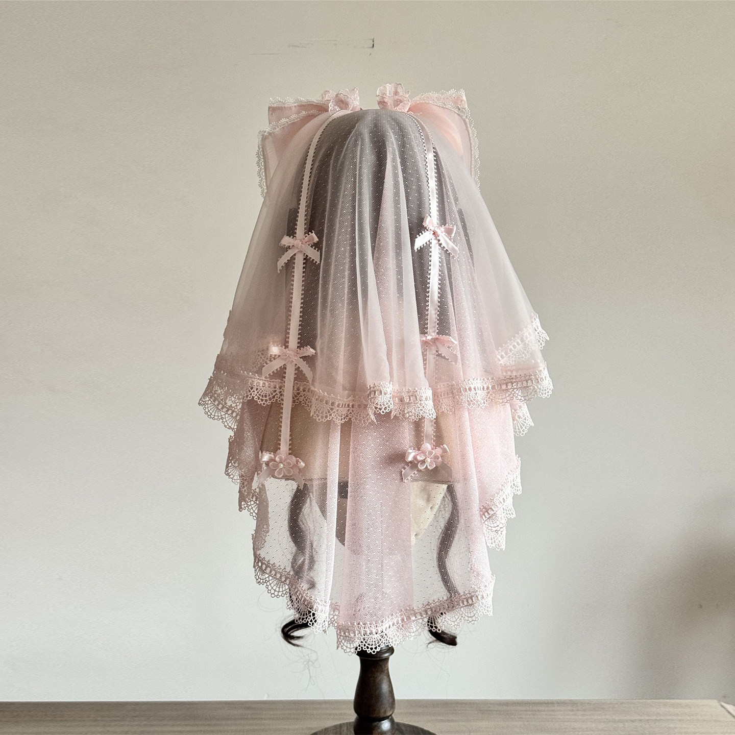 桜の木の下で手作りのロリータ風ピンクのリボンベールを身につけた、取り外し可能で多用途な写真撮影用小道具