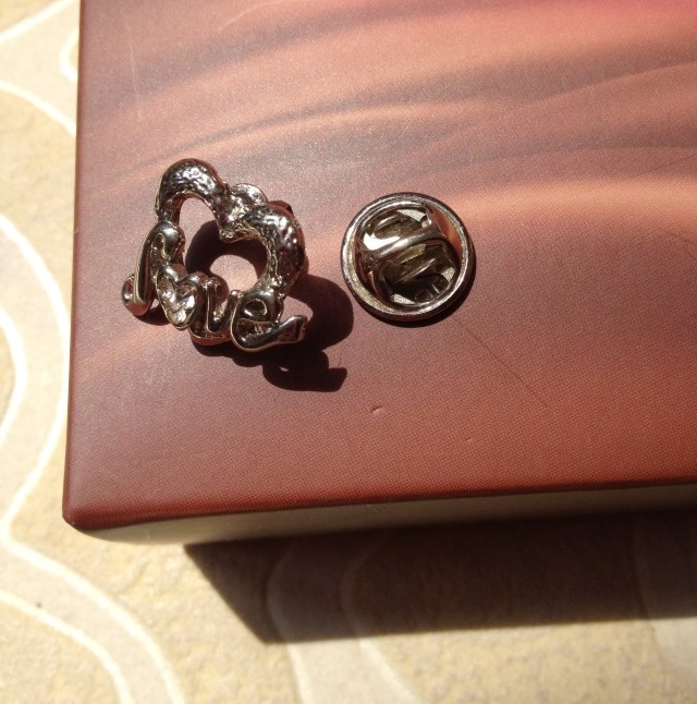 All-match love peach heart diamond LOVE corsage brooch collar needle horse needle stewardess silk scarf buckle for girlfriend gift