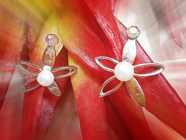 Lady Earrings Hollow Flowers Natural Pearl Rhinestone Stud Earrings Jewelry Gifts for Girlfriend and Wife Valentine's Day