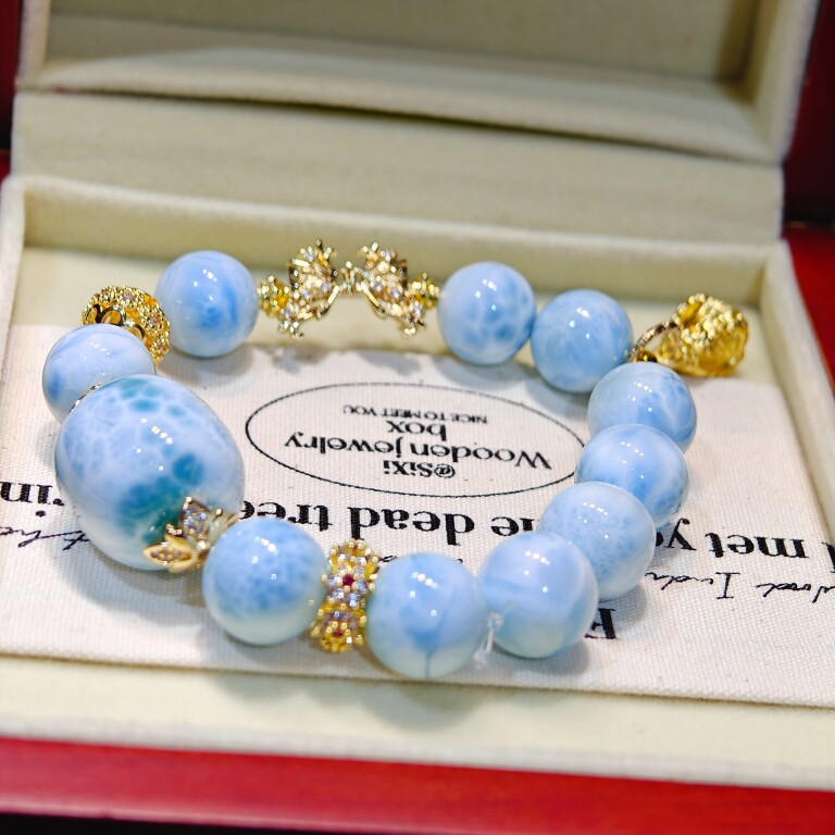 天然のラリマー（オールドマイン産）を使用したブレスレット。複数のストランドが連なった翡翠のようなデザインで、男女兼用で誕生日プレゼントにも最適です。