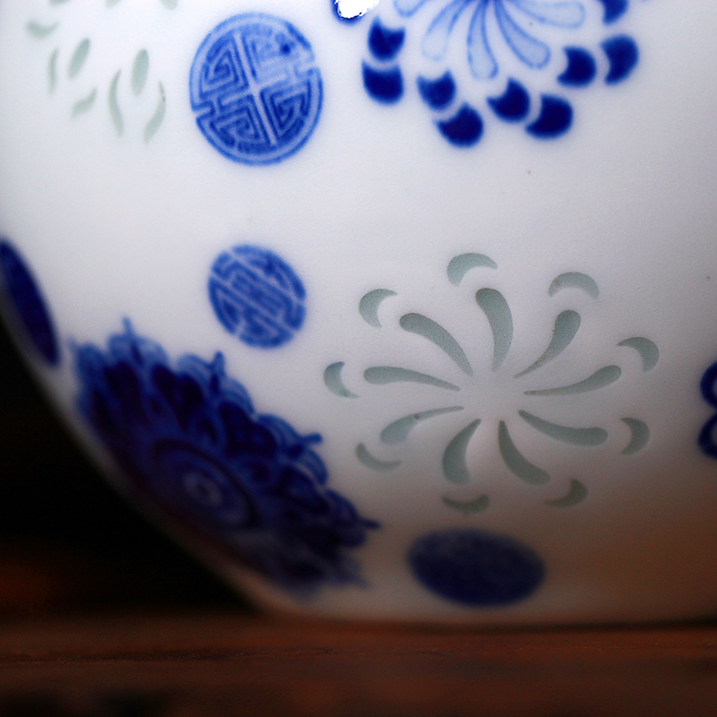 Jingdezhen blue and white and exquisite vase hand - made ceramic art wedding gifts gifts home sitting room decoration