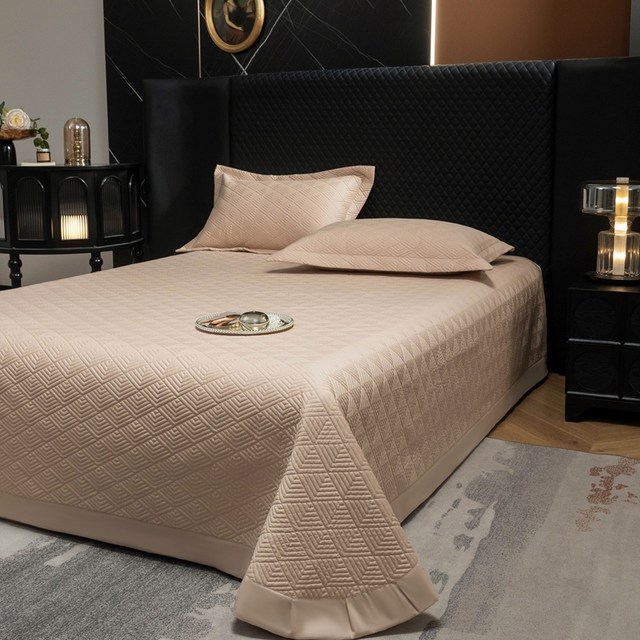 This is a good bed cover, the cotton board is not wrinkled