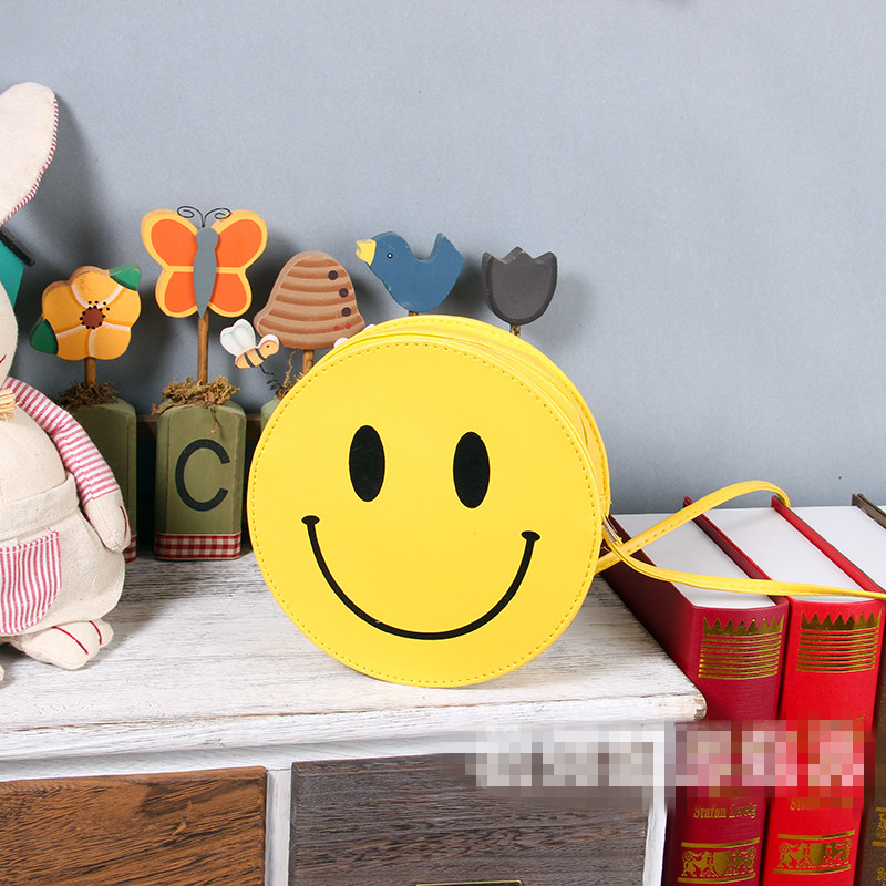 Studio new fashion travel photography wedding photography props yellow smiley bag creative photo beach location photo bag