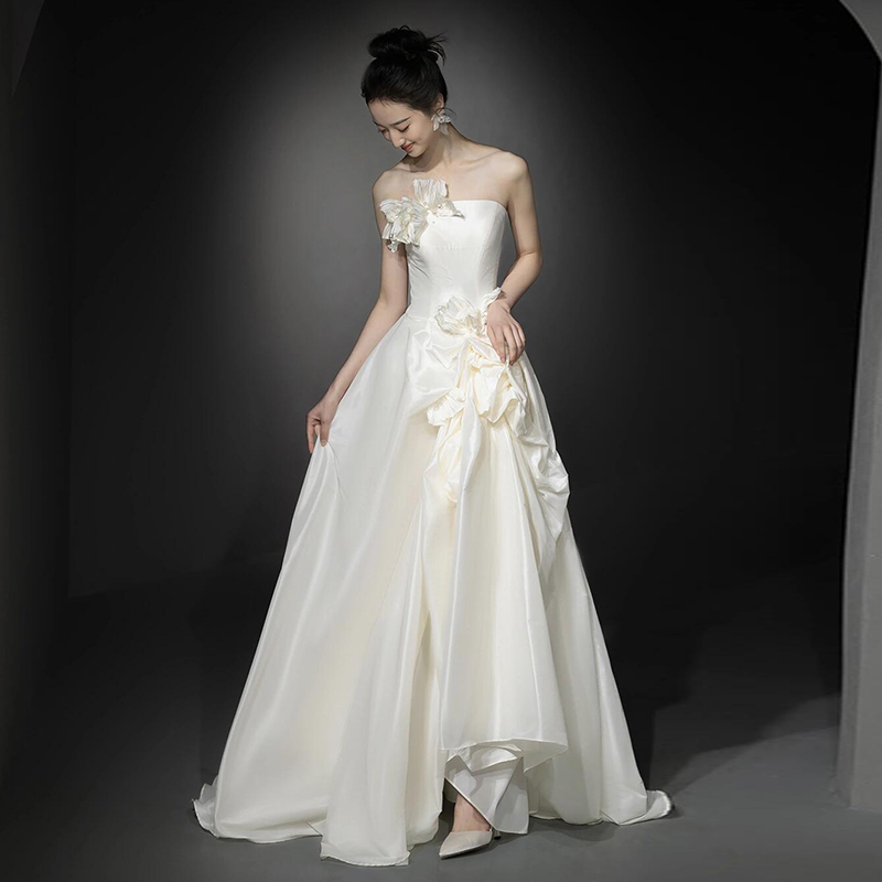 French satin light wedding dress, bride's high-end niche tube top flower dress, forest style high-end welcome and entrance veil