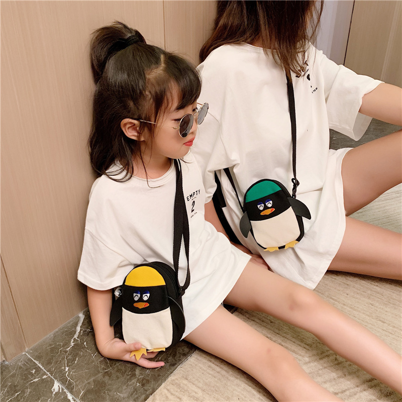 Các trẻ em túi mới phim hoạt hình vừa chớm nở chim cánh cụt vải một vai túi cô bé cậu bé dốc túi ra khỏi ba lô nhỏ.