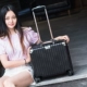 Tiếp viên phi công hành lý khóa hộp hành lý ngang bánh xe phổ quát lên xe đẩy trường hợp nhỏ